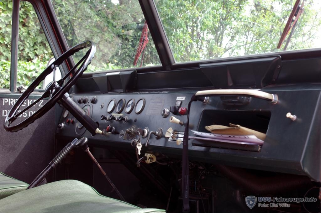 NEA-2161_Cockpit_20110604.jpg